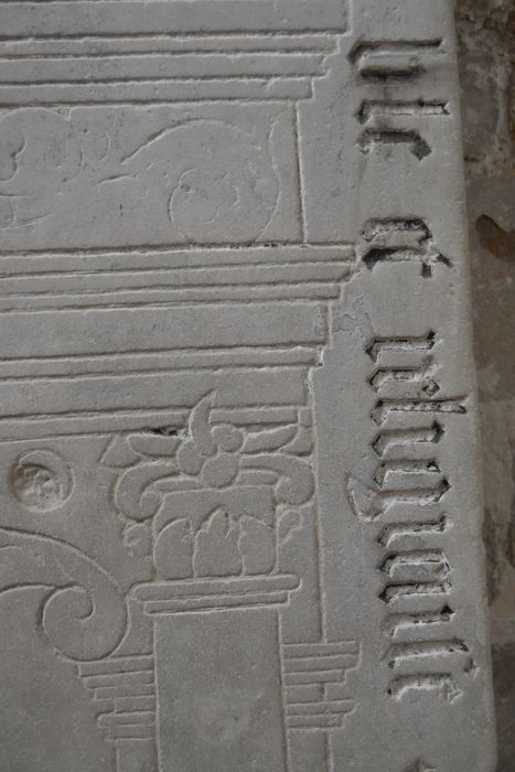 dalle funéraire, détail
