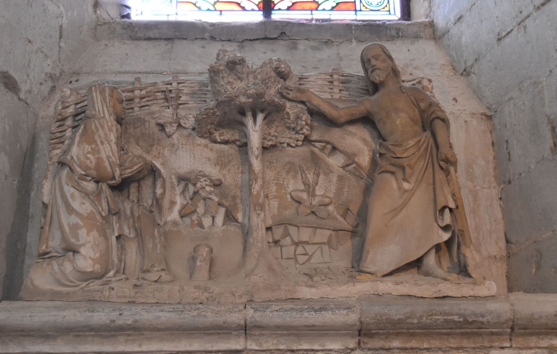 bas-relief (fragment lapidaire) : Apparition du christ à Marie Madeleine