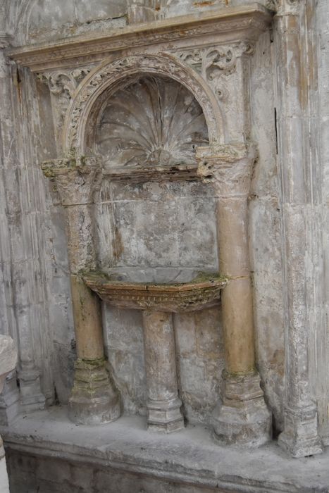 chapelle Saint-Martin, détail de la piscine
