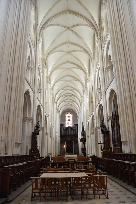 nef depuis le choeur des moines