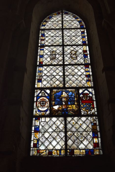 verrière sud de la chapelle des fonts baptismaux (baie 30) : Vierge à l’Enfant