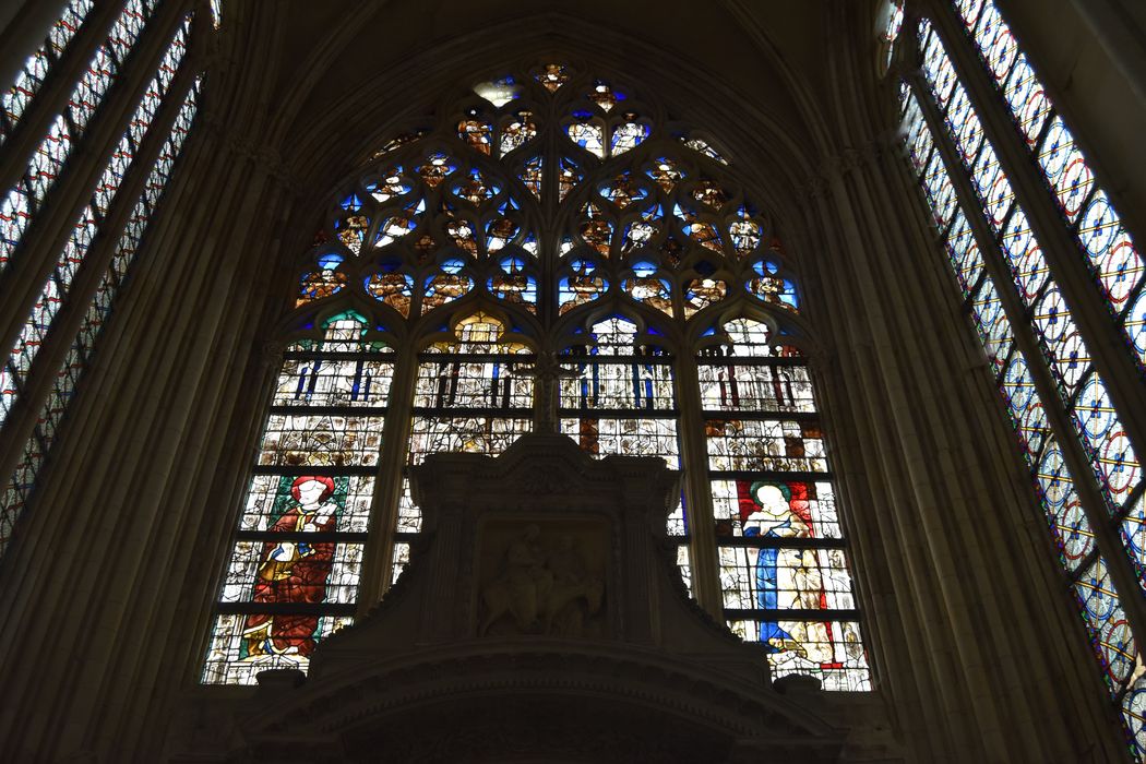 verrière de la chapelle Saint-Joseph : Saint Pierre, saint Jean, Vierge à l’Enfant, Christ bénissant