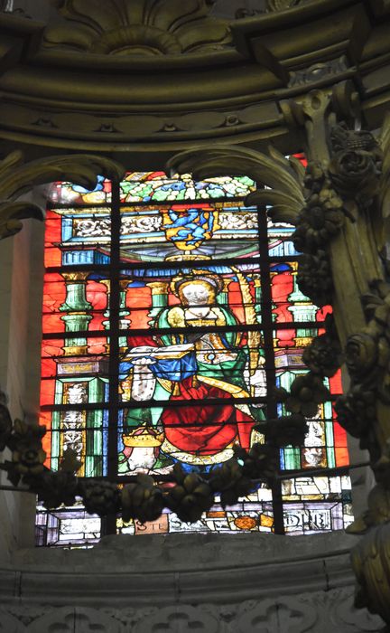 verrière haute du choeur : Sainte Catherine