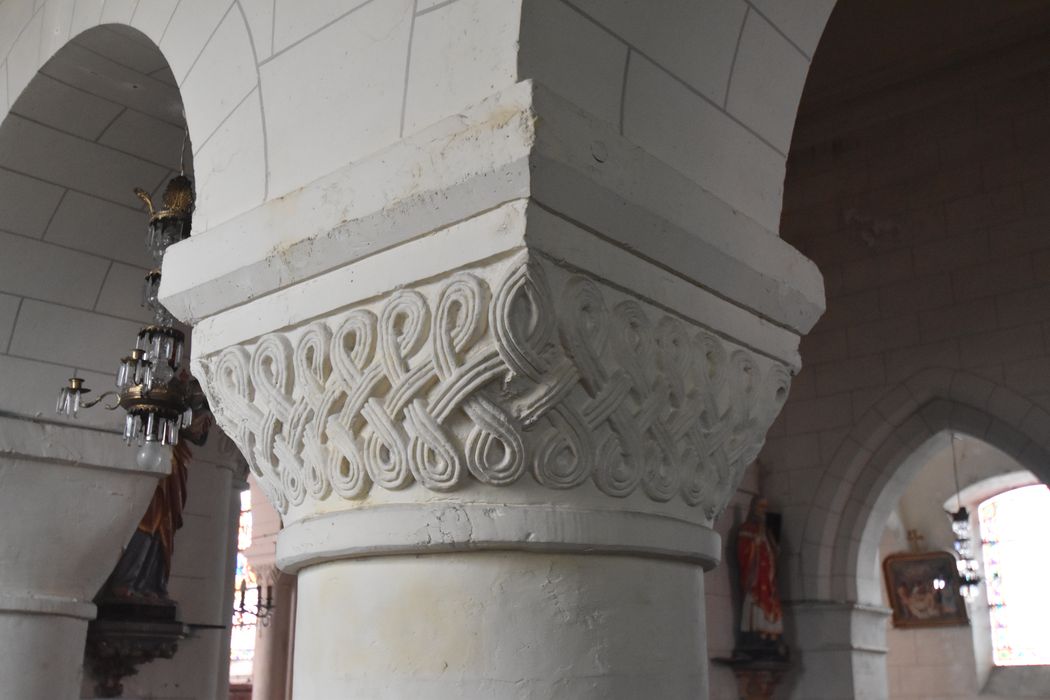nef, grandes arcades nord, détail d’un chapiteau sculpté
