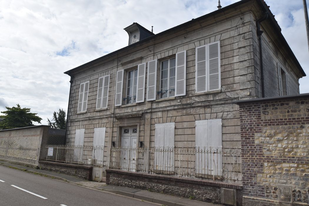 façade nord sur la rue de la Voie-Romaine