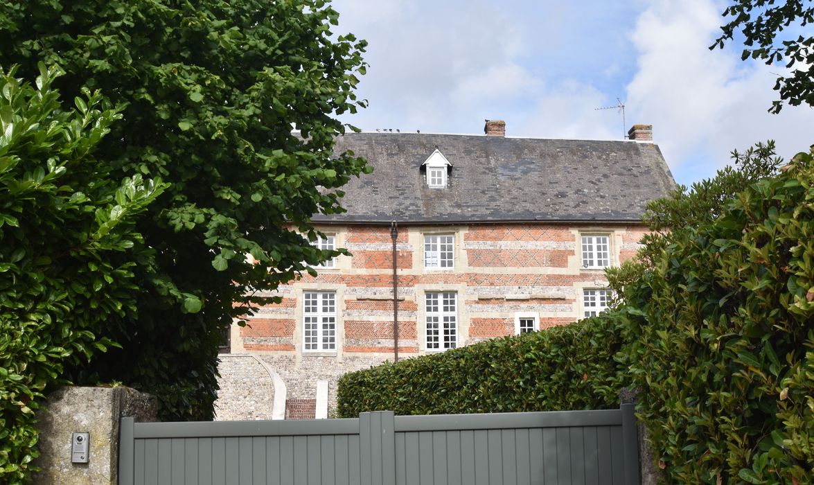 vue partielle de la façade est depuis la rue