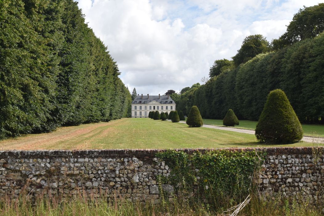 vue générale du château dans son environnement depuis le Sud-Ouesst