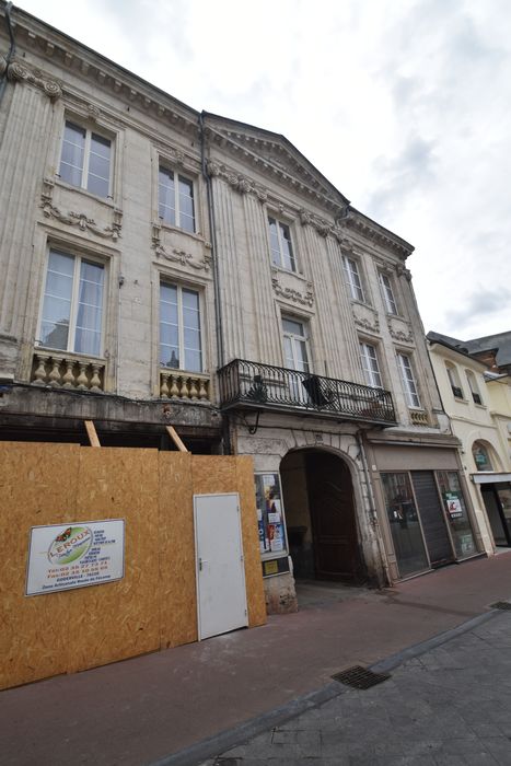 façade nord-ouest des numéros 10 et 12 sur la rue de la République