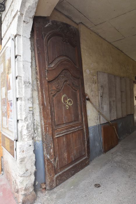 vantaux du portail d’accès des numéros 10 et 12 sur la rue de la République, vue partielle