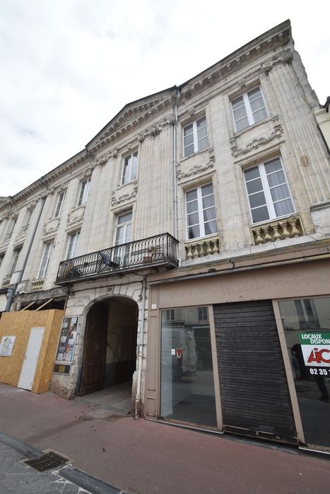 façade nord-ouest des numéros 10 et 12 sur la rue de la République