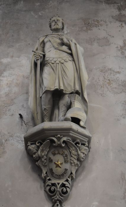 Statue et son socle : Saint Martin de Tours