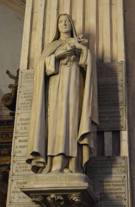 statue : Sainte-Thérèse de Lisieux
