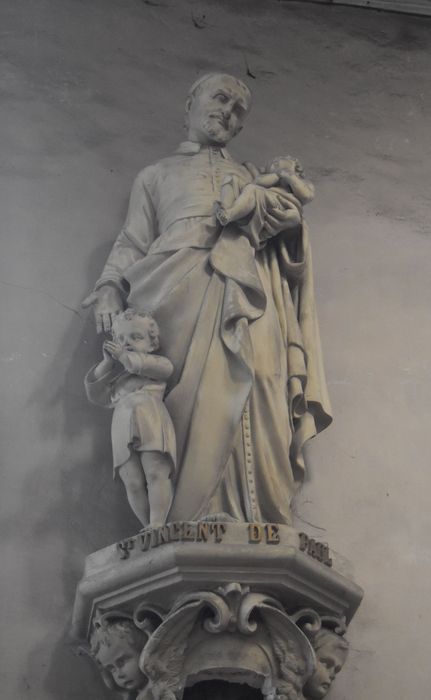 Statue et son socle : Saint Vincent de Paul