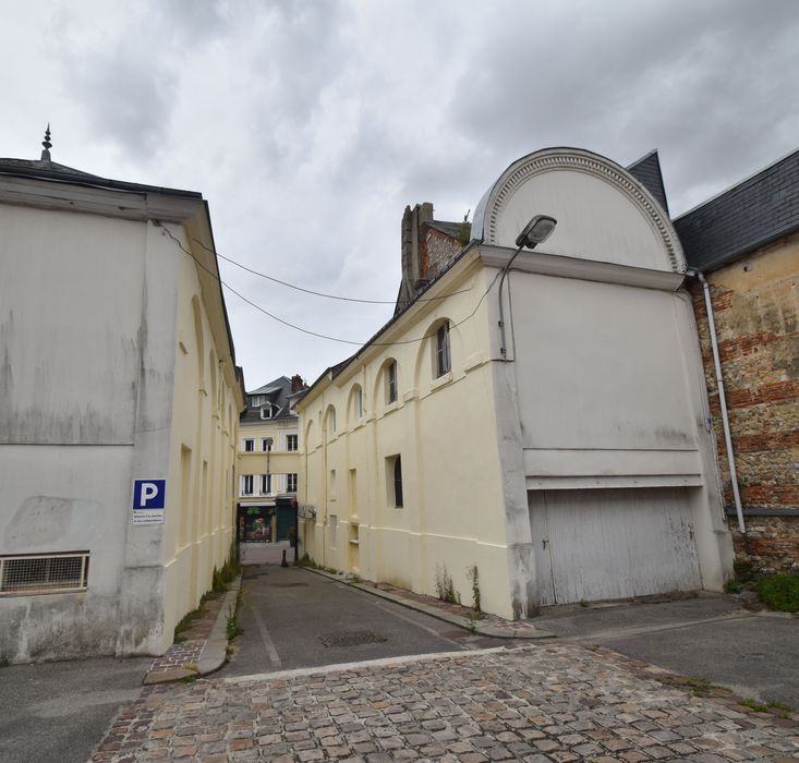 façade sur cour du pavillon au n°8