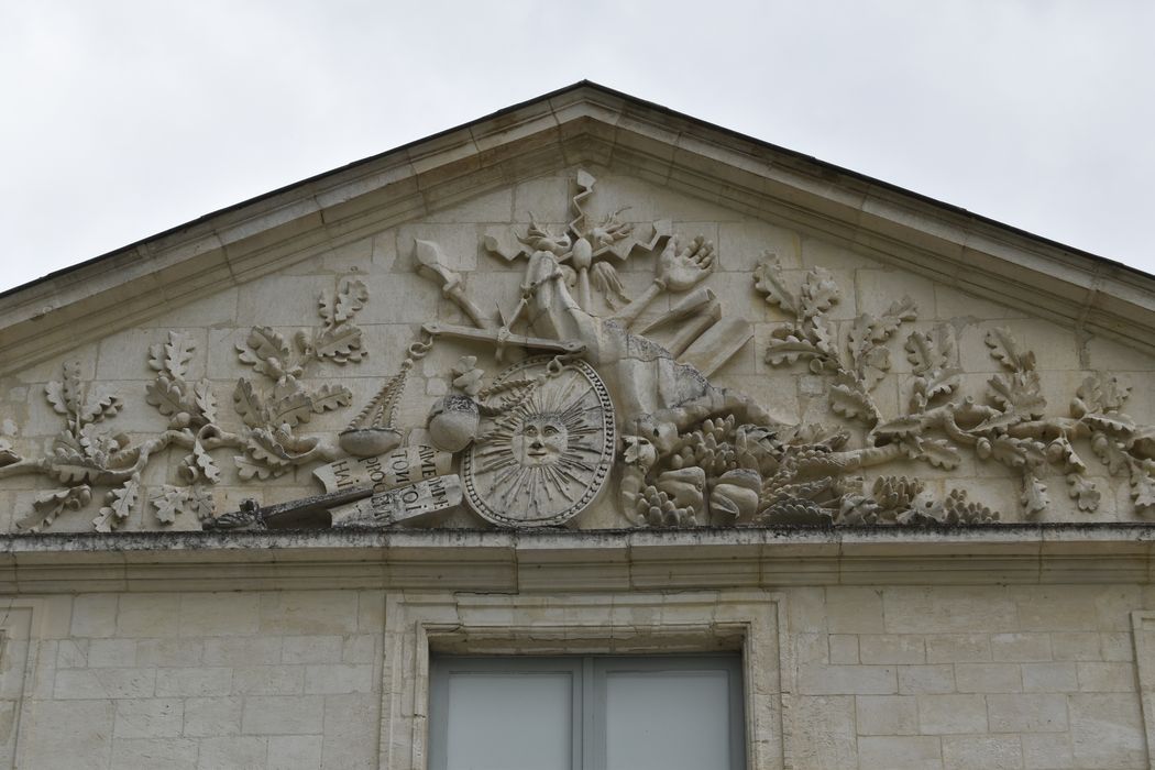 façade sud, aile ouest, détail du tympan