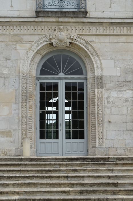 façade sud,’avant-corps central, porte d’accès