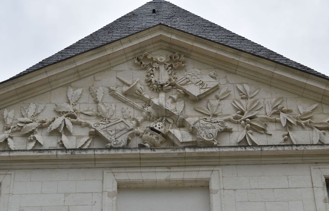 façade sud, aile est, détail du tympan