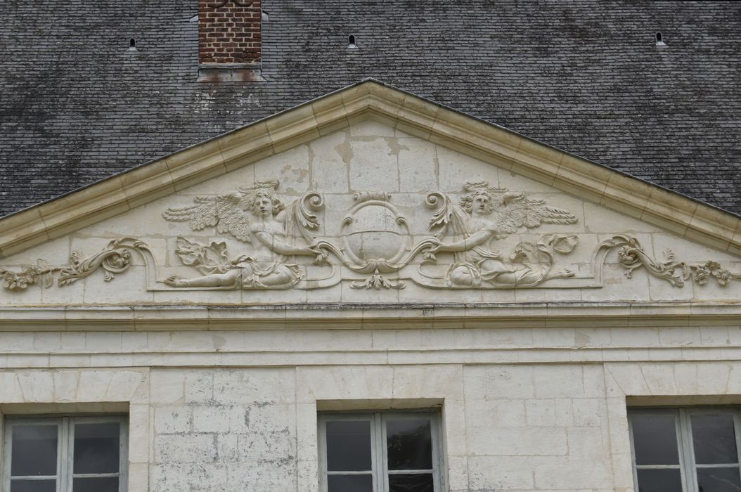 façade est, avant-corps central, détail du tympan