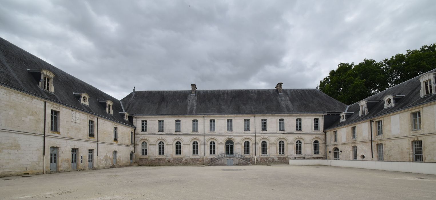 ailes sud, est et ouest, façades nord, ouest et est