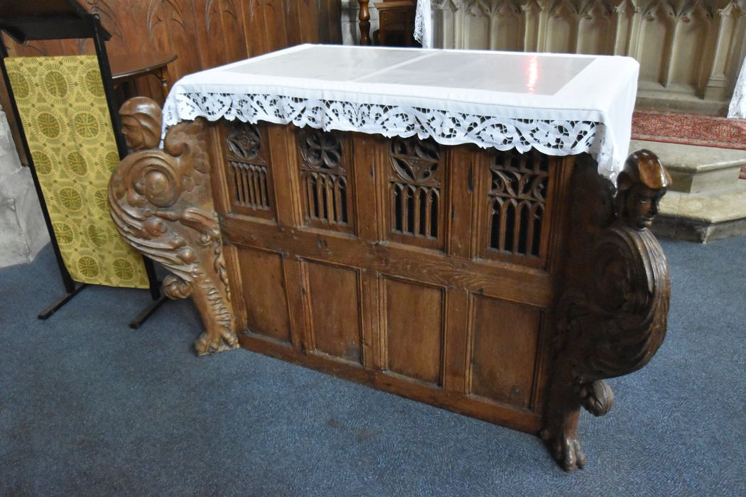 fragments de retable formant autel (?)