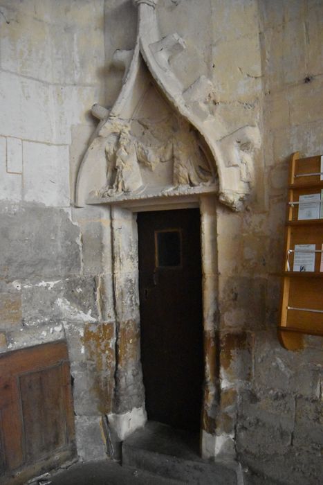 bas-côté ouest, porte avec scène de l’Annonciation dans le tympan