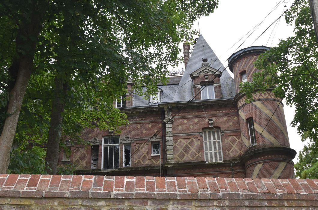façade nord, vue partielle depuis la rue