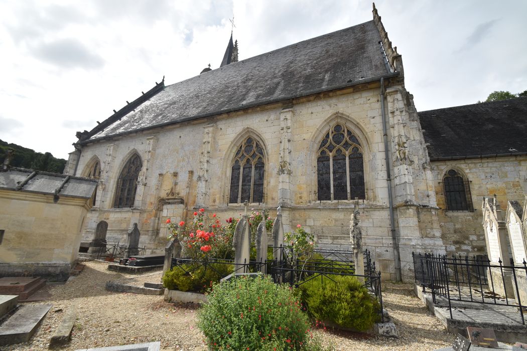 façade latérale sud, au premier plan les sépultures de la famille Vacquerie - Hugo