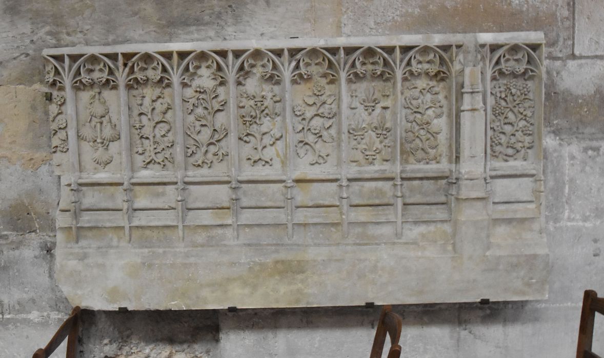 fragment lapidaire (clôture de chapelle?)
