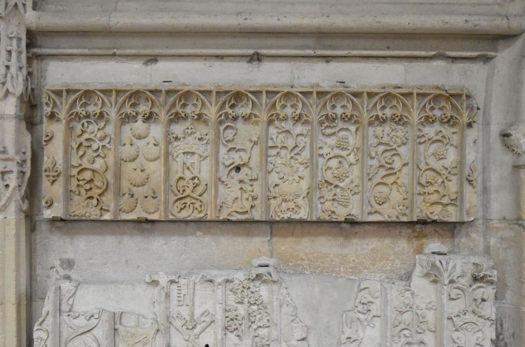 fragment lapidaire (clôture de chapelle?)