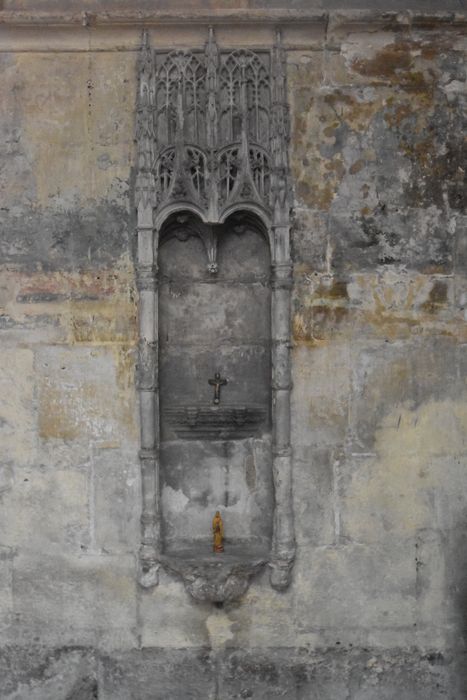 détail d’une des piscines d’une chapelle latérale nord