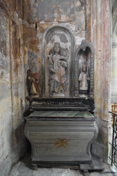 chapelle latérale nord : autel, retable, statue : Vierge à l’Enfant