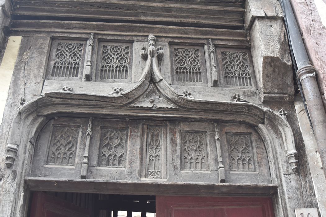 porte d’accès sur rue du n°14 à la cour intérieure, détail du linteau