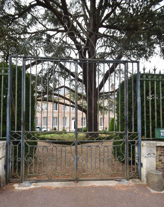 grille d’accès sur rue