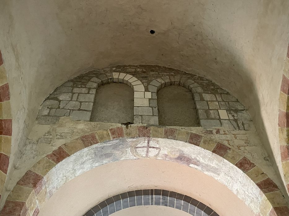croisée du transept, baies murées côté ouest