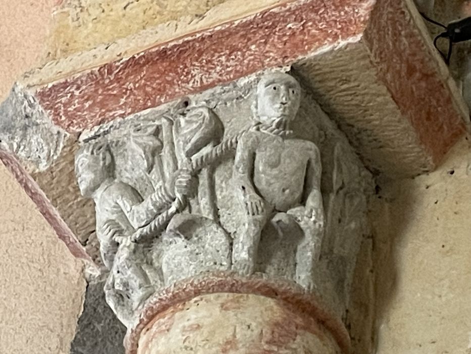 détail d’un chapiteau : Homme tenant un singe par une corde