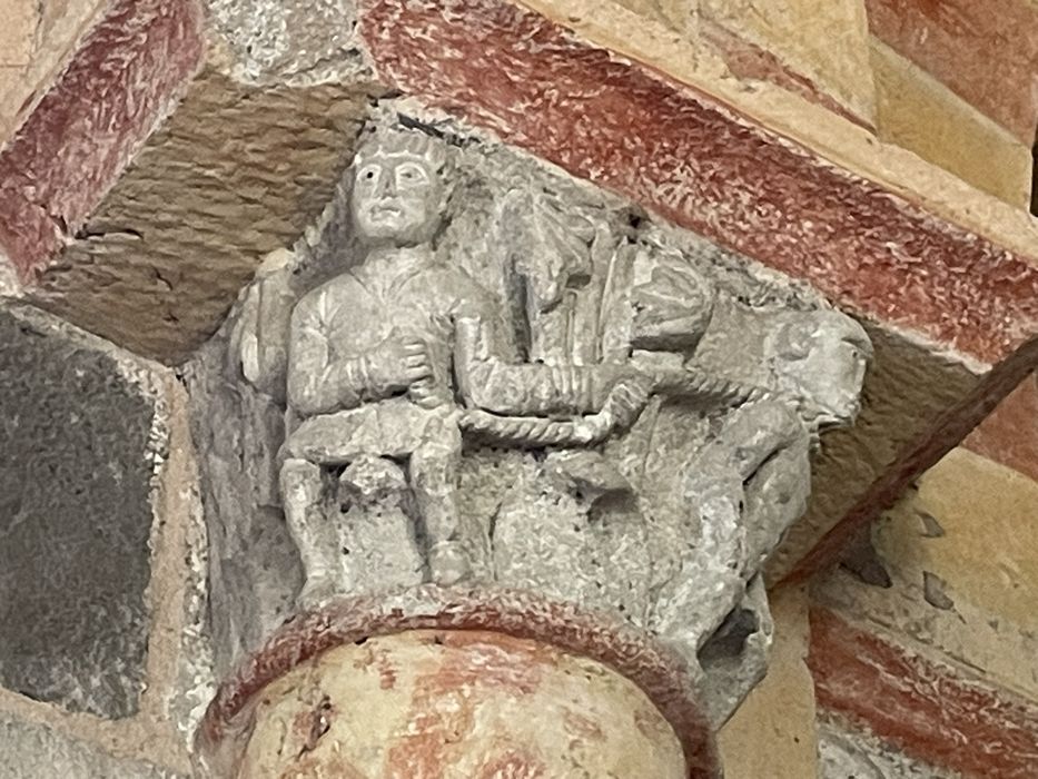 détail d’un chapiteau : Homme tenant un singe par une corde