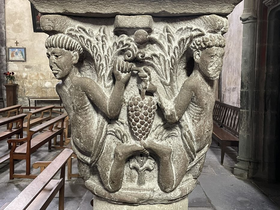 chapiteau : Quatre personnages à genoux