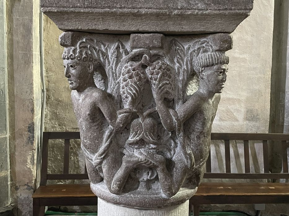 chapiteau : Quatre personnages à genoux