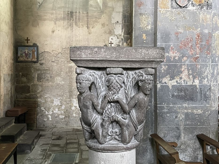 chapiteau : Quatre personnages à genoux