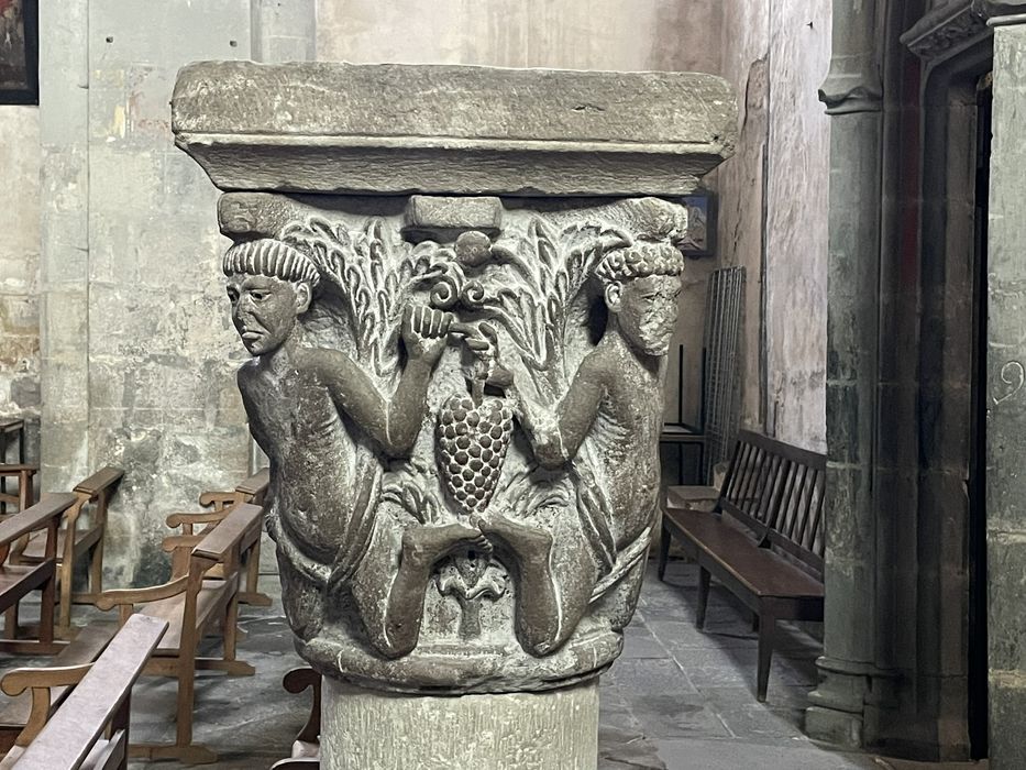 chapiteau : Quatre personnages à genoux