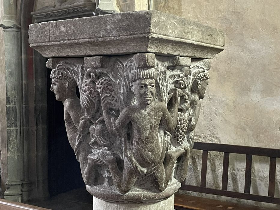 chapiteau : Quatre personnages à genoux