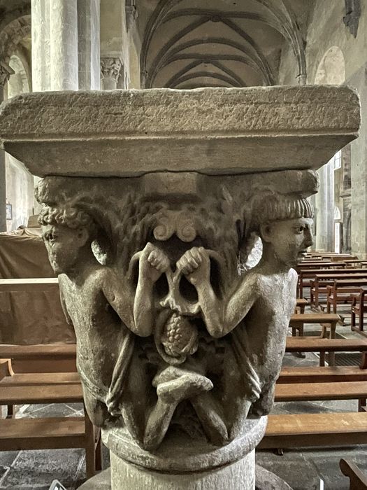 chapiteau : Quatre personnages à genoux