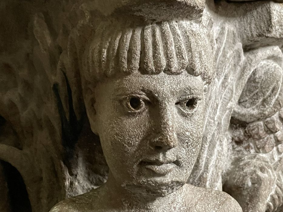 chapiteau : Quatre personnages à genoux, détail