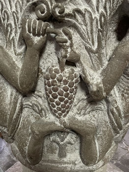 chapiteau : Quatre personnages à genoux, détail