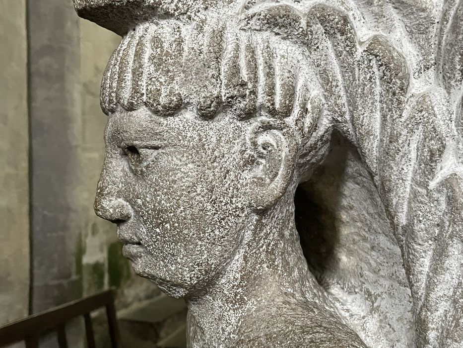 chapiteau : Quatre personnages à genoux, détail