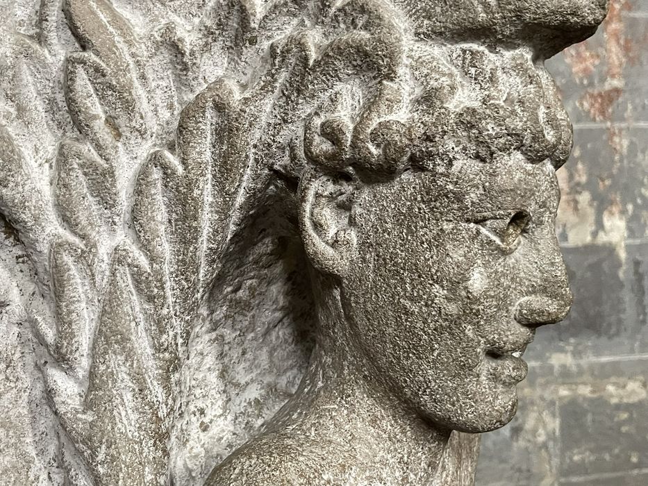 chapiteau : Quatre personnages à genoux, détail