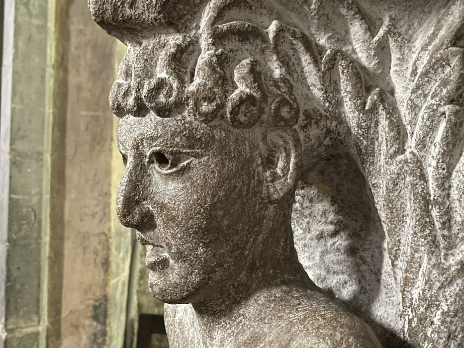 chapiteau : Quatre personnages à genoux, détail