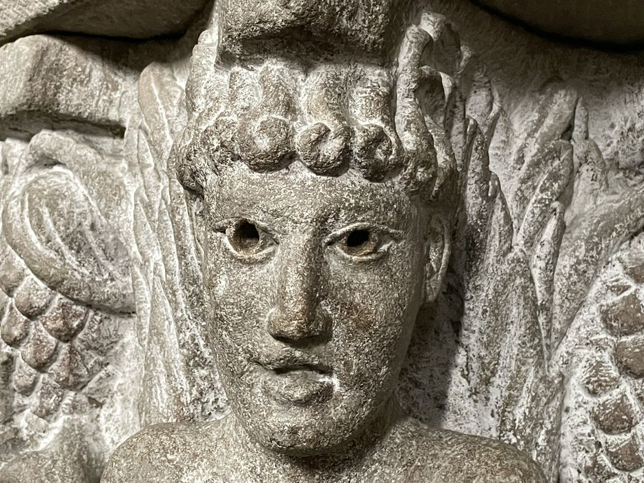 chapiteau : Quatre personnages à genoux, détail