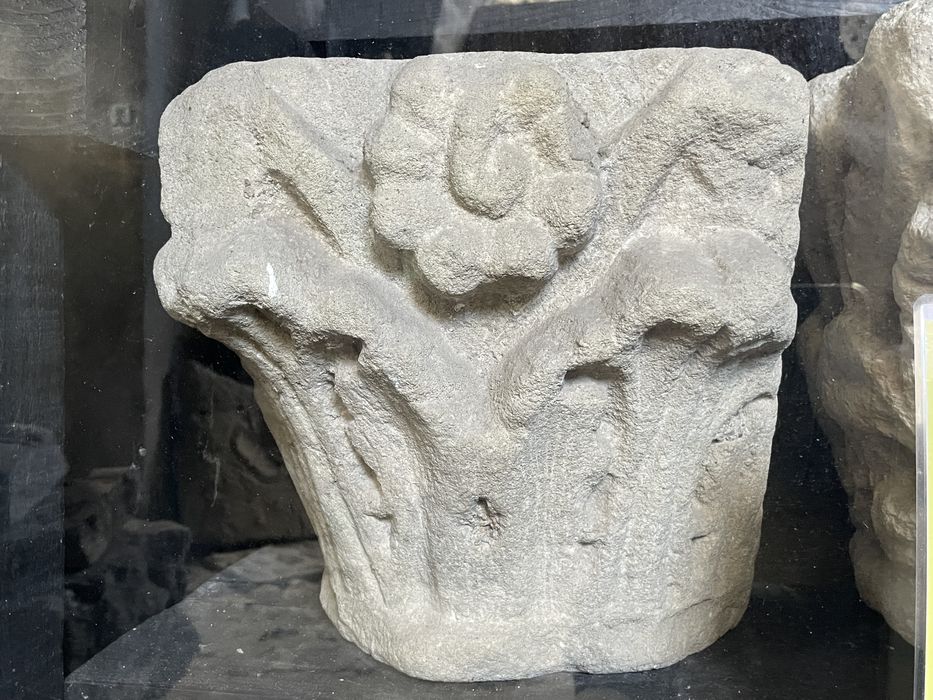 chapiteau n°7 provenant des tribunes extérieures: Feuillage stylisé