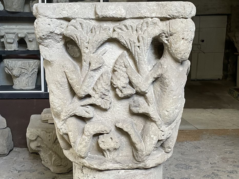 chapiteau n°9 provenant de l’ancien rond-pont du déambulatoire roman : Atlantes